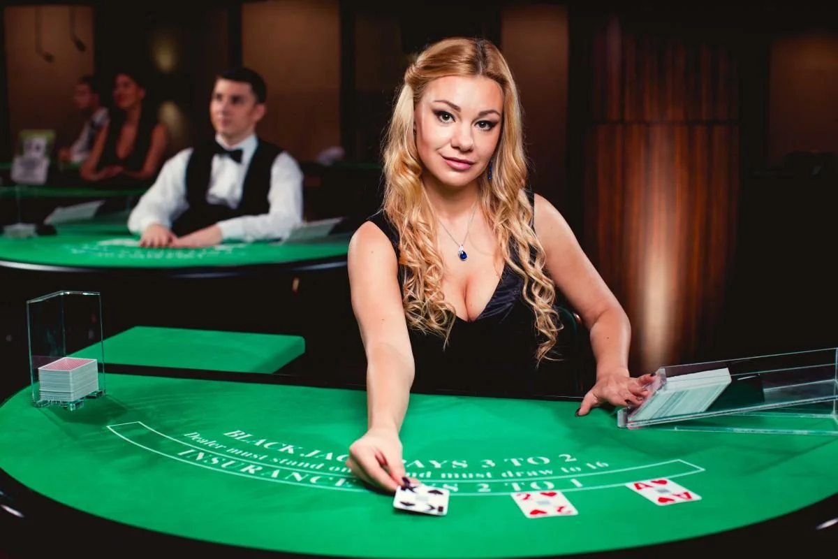 Dealer live dan meja permainan dalam ruang kasino digital